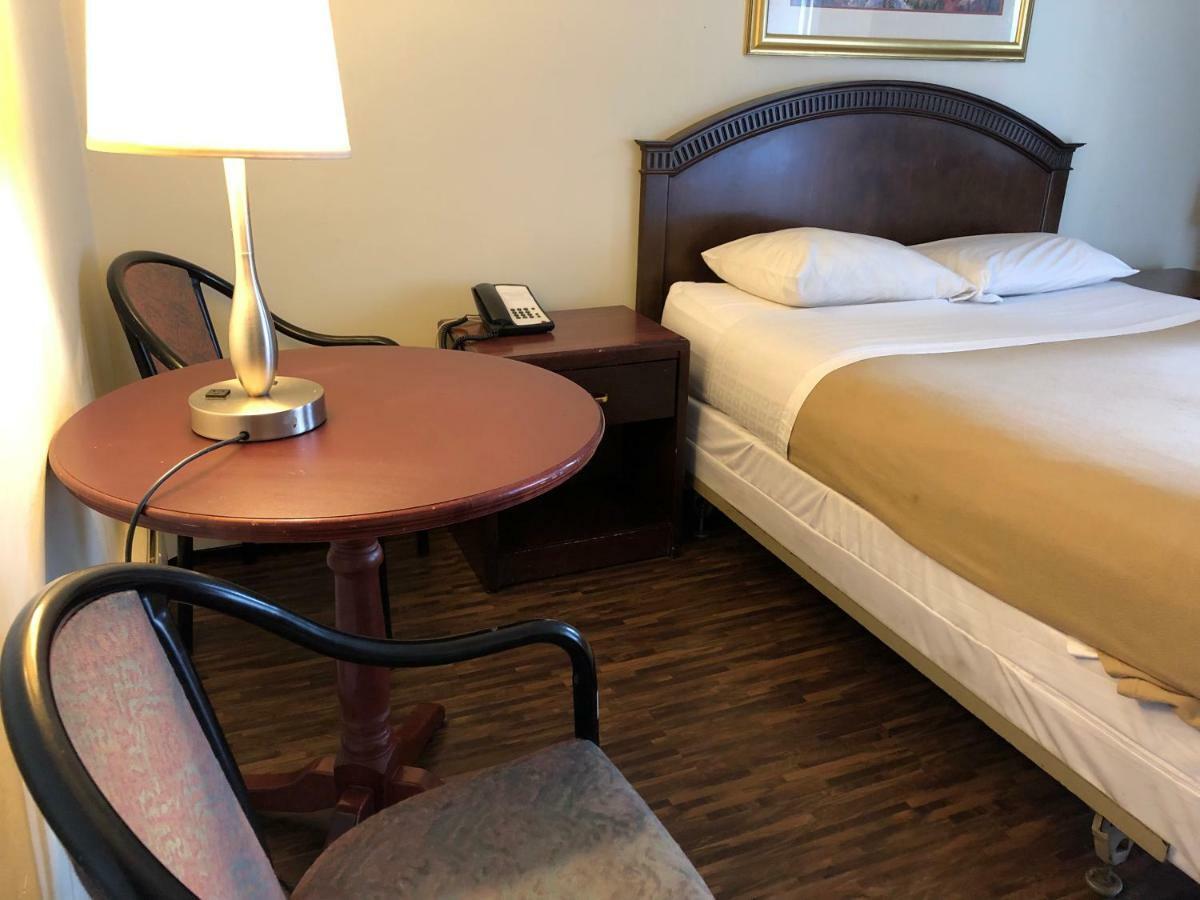Travellers Inn Calgary Bagian luar foto
